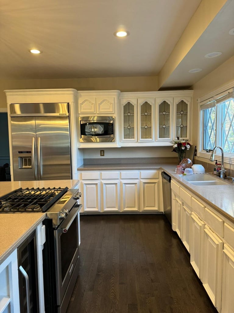 Burke VA Kitchen Remodel – White Raised Panel Cabinets, Leaded Glass Uppers, and Stainless Appliances